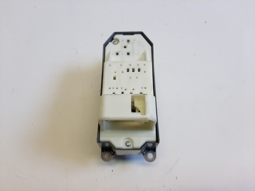 Toyota Yaris (XP130) bal elsõ ablakemelõ kapcsoló 2. kép