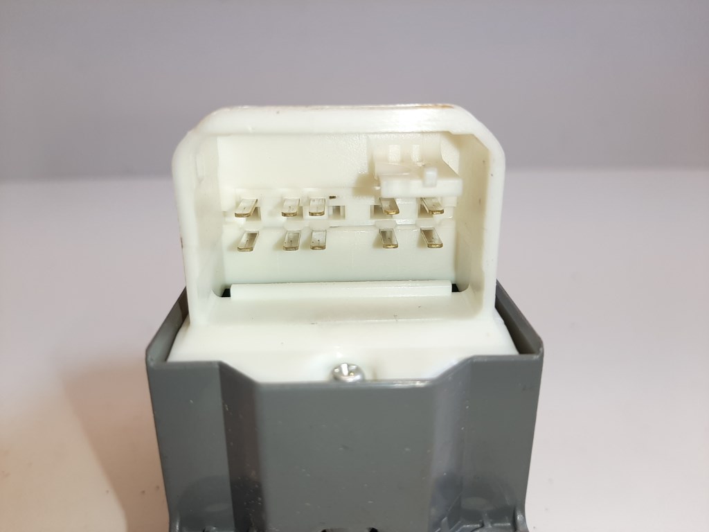 Toyota Yaris (XP130) bal elsõ ablakemelõ kapcsoló 3. kép