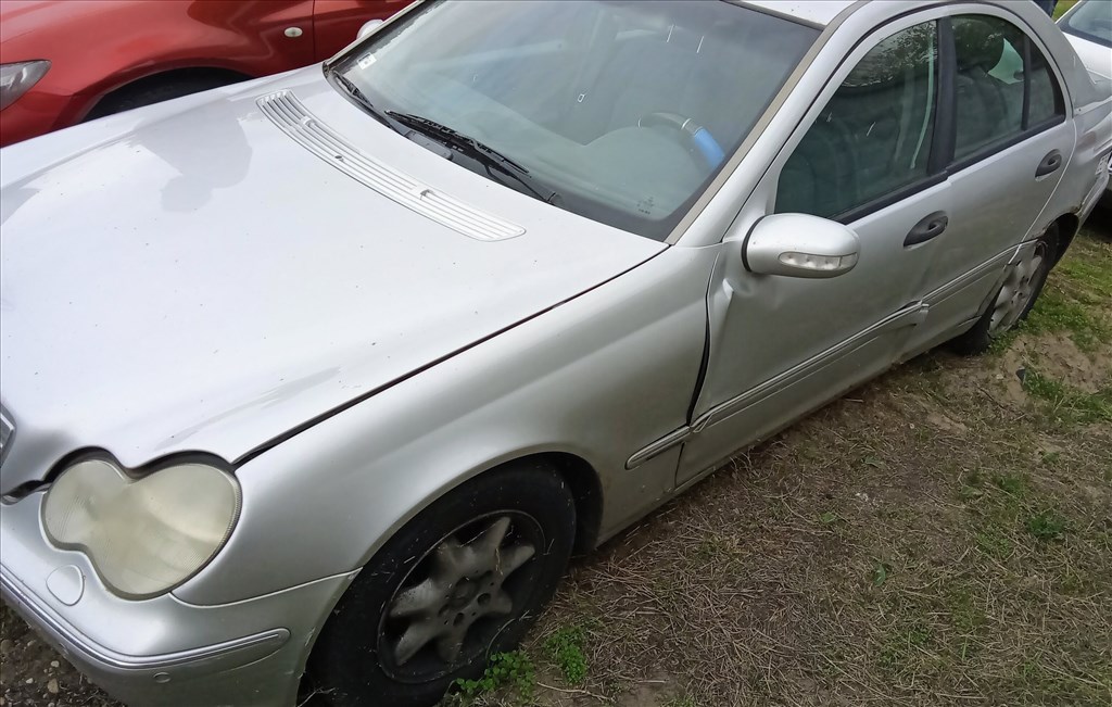 Mercedes C 220 (W203) bontott alkatrészei 3. kép