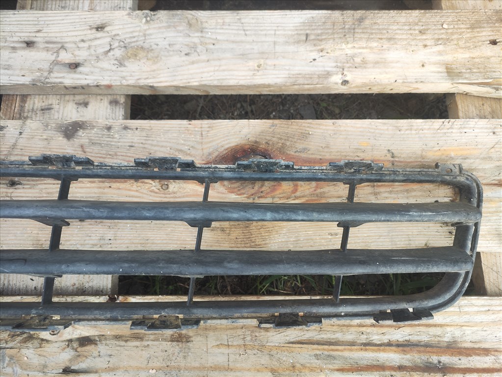 Suzuki Swift III első lökhárító alsó rács  7172272k0 3. kép