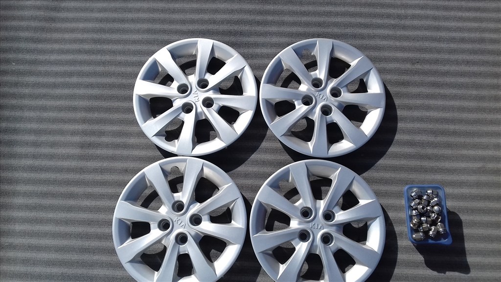 15 colos gyári Kia dísztárcsa garnitúra + csavarok 1. kép