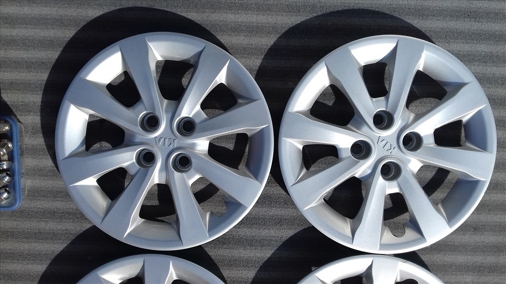 15 colos gyári Kia dísztárcsa garnitúra + csavarok 2. kép