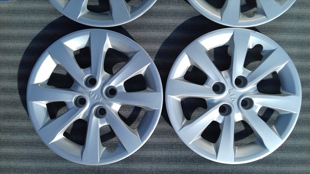 15 colos gyári Kia dísztárcsa garnitúra + csavarok 3. kép