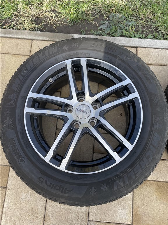  5x114.3 lyukosztású 17" használt Dezent alufelni, rajta 215/65 használt Michelin téli gumi gumi  1. kép