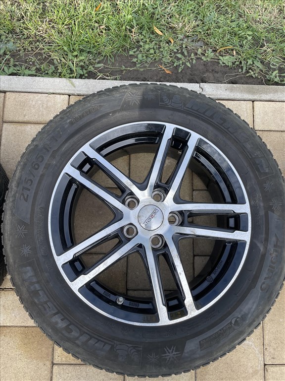  5x114.3 lyukosztású 17" használt Dezent alufelni, rajta 215/65 használt Michelin téli gumi gumi  2. kép