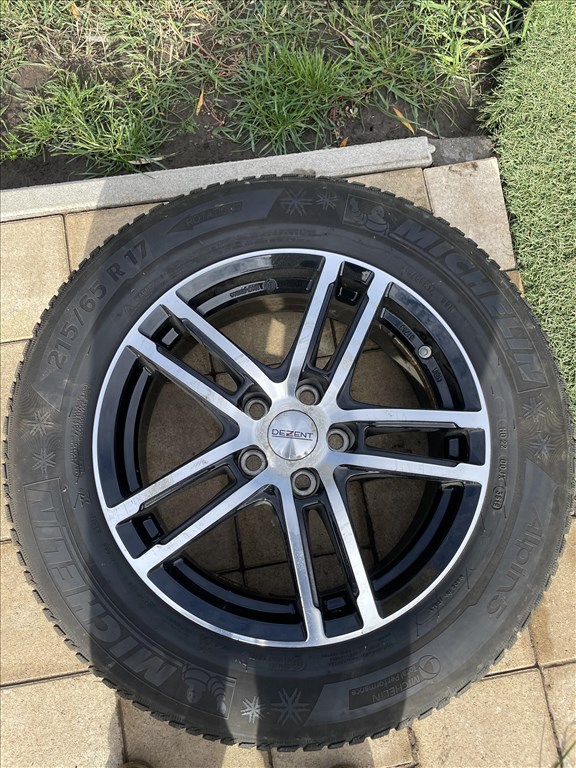  5x114.3 lyukosztású 17" használt Dezent alufelni, rajta 215/65 használt Michelin téli gumi gumi  4. kép