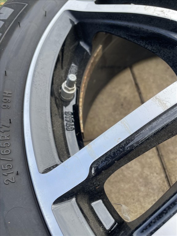  5x114.3 lyukosztású 17" használt Dezent alufelni, rajta 215/65 használt Michelin téli gumi gumi  10. kép