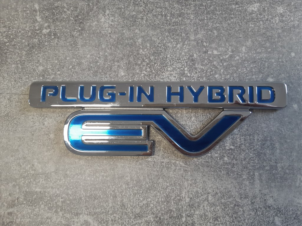 Mitsubishi Outlander IV. PHEV Plugin Hybrid" felirat  7415a456 2. kép