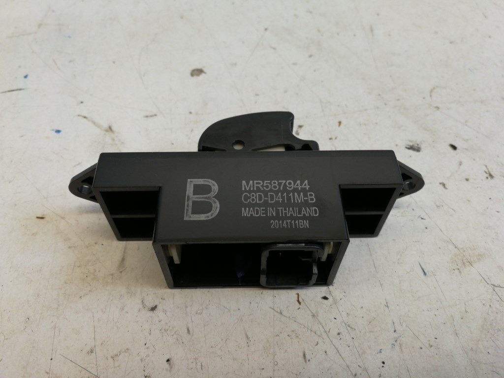 Mitsubishi Asx jobb hátsó ablakemelõ kapcsoló MR587944 2. kép