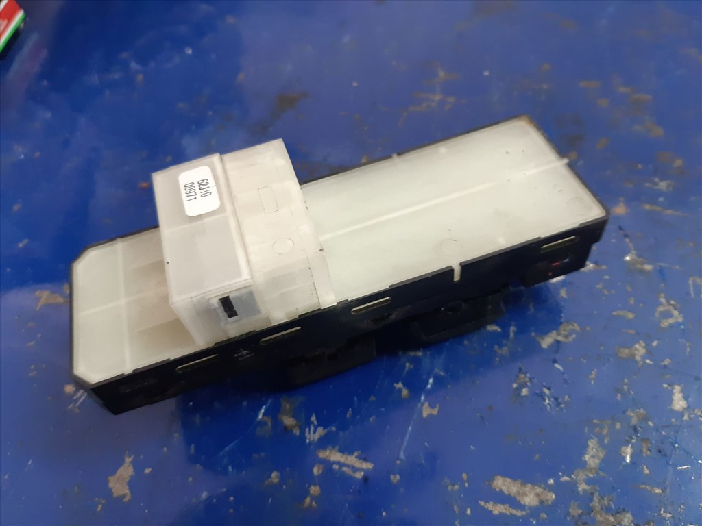 Suzuki Swift III 04-10 Bal Elsõ Ablakemelõ  Központizár Kapcsoló 62J10 0097T 2. kép