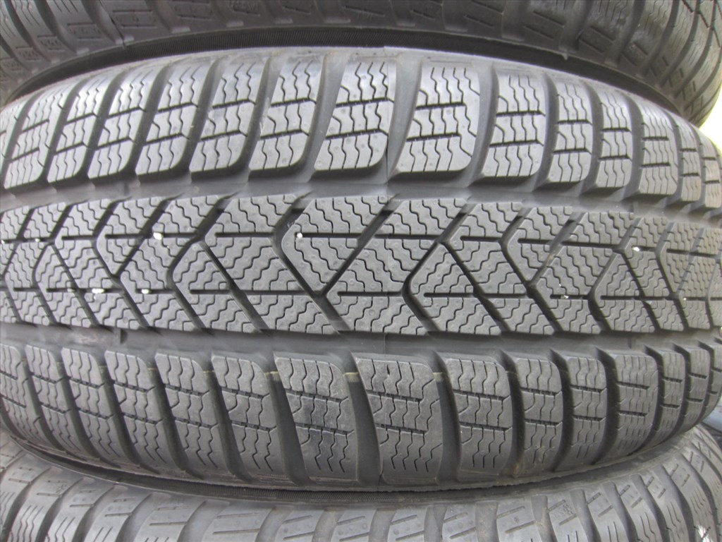  205/60 R16 PIRELLI SOTTOZERO3 SEAL 96H 3. kép