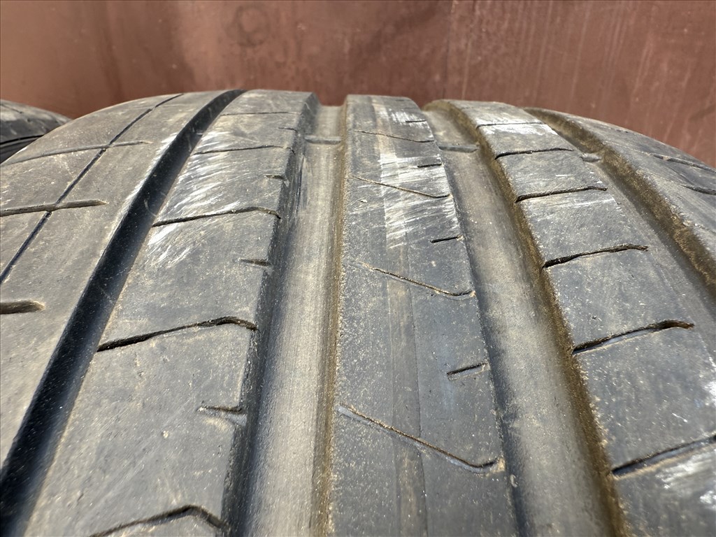 Tesla Model Y Performnace hátsó gumi Pirelli Pzero Pncs 275/35 R21 2db újszerű nyári gumi eladó 2. kép