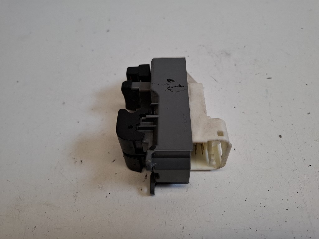 Toyota Yaris (XP130) bal elsõ ablakemelõ kapcsoló 2. kép