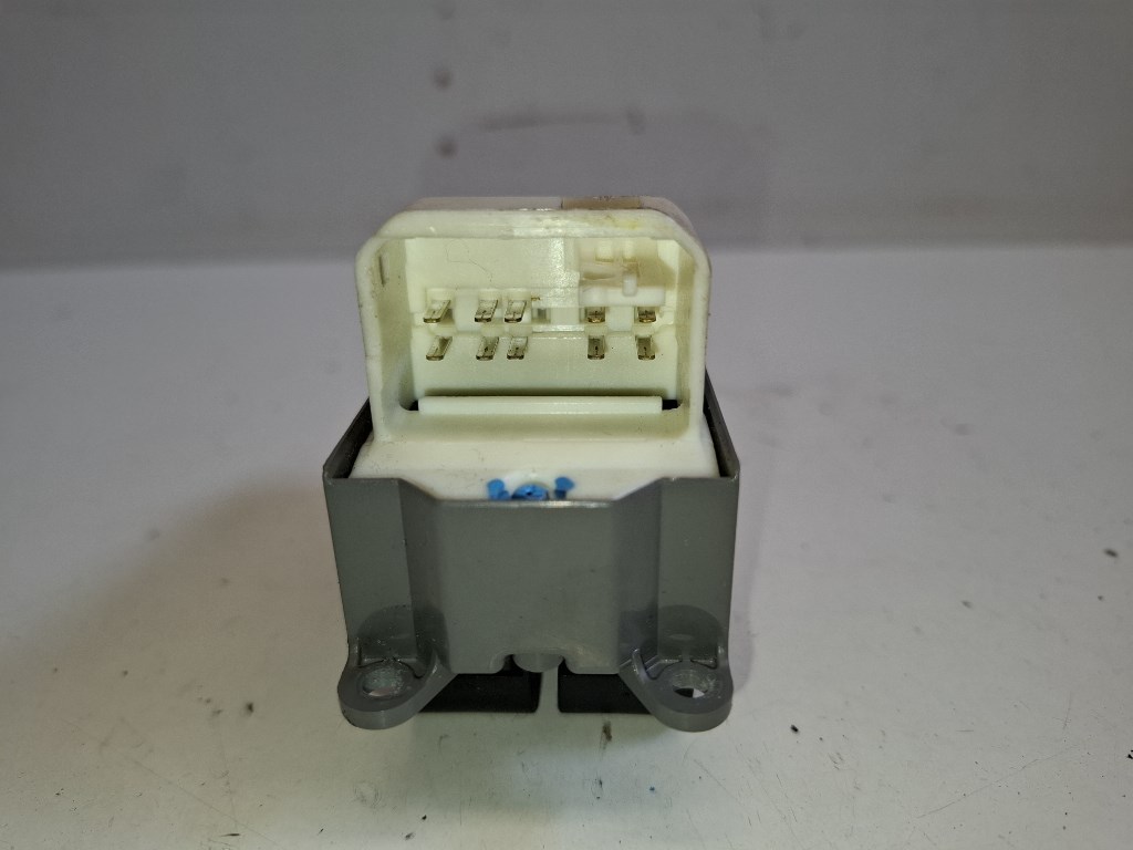 Toyota Yaris (XP130) bal elsõ ablakemelõ kapcsoló 3. kép