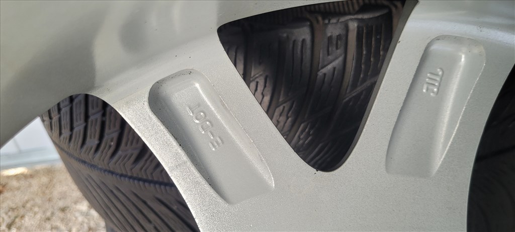  19" újszerű (gyári felni) alufelni, rajta 255/50 használt Michelin téli gumi gumi  7. kép