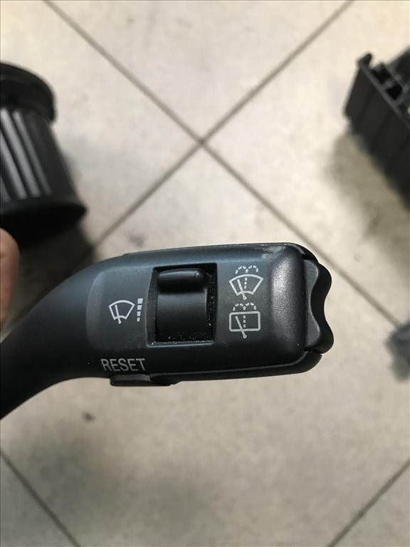 Audi A3 (8P) ablaktörlő kapcsoló 8p0953519a 2. kép