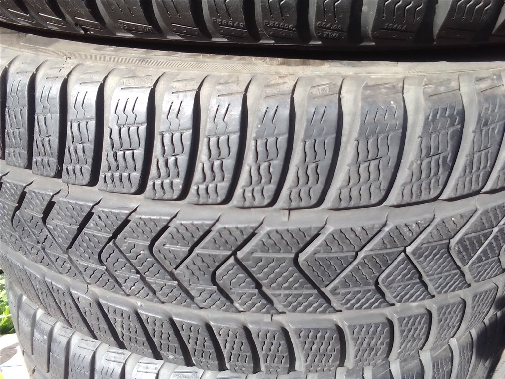 235/45R18 Pirelli Sottozero3 téli gumi garntúra 2. kép