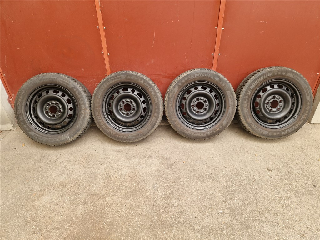  5x114.3 lyukosztású 15" használt lemezfelni, rajta 195/65 használt téli gumi gumi  1. kép