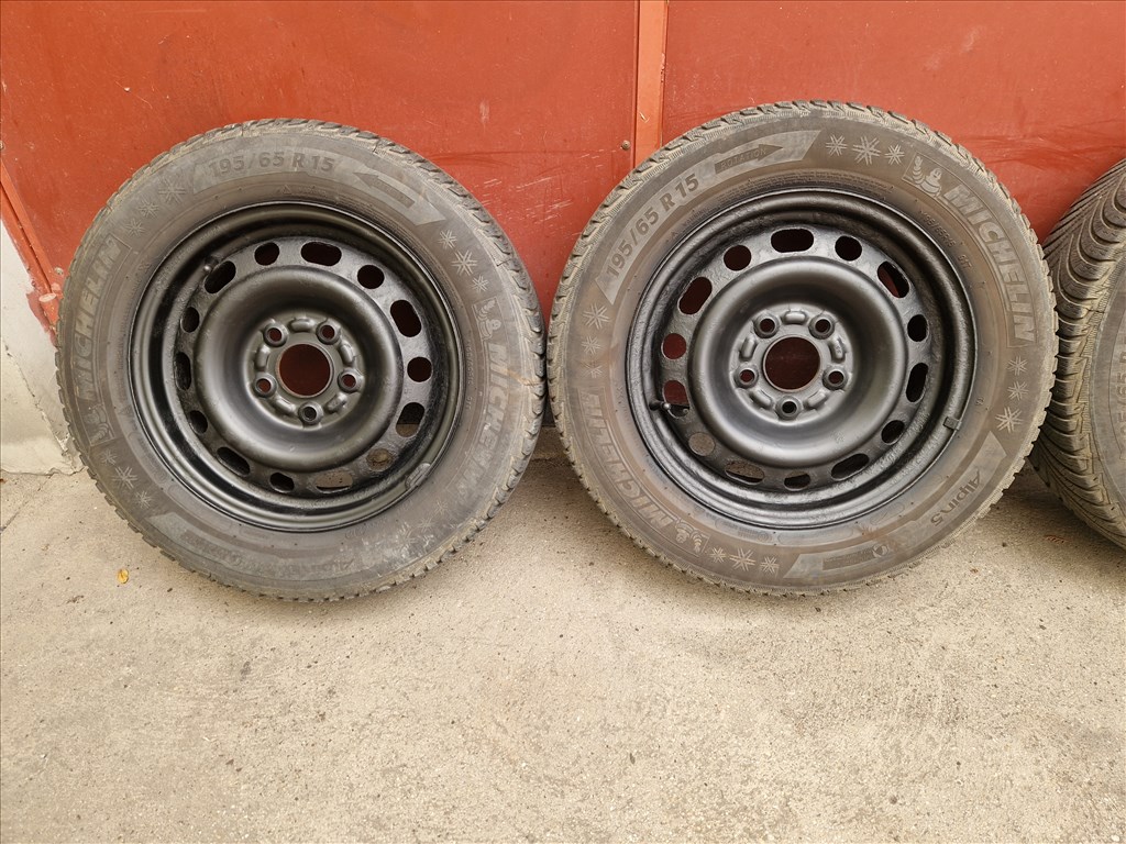  5x114.3 lyukosztású 15" használt lemezfelni, rajta 195/65 használt téli gumi gumi  2. kép
