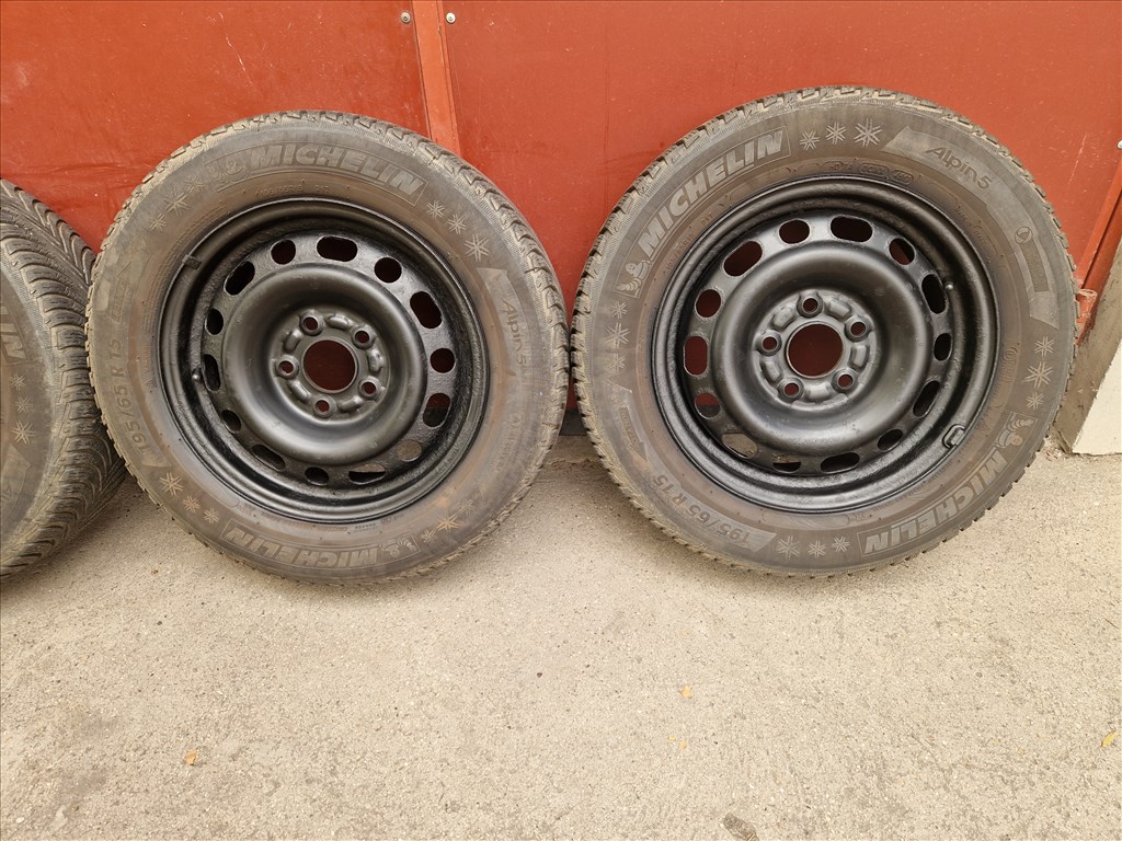 5x114.3 lyukosztású 15" használt lemezfelni, rajta 195/65 használt téli gumi gumi  3. kép