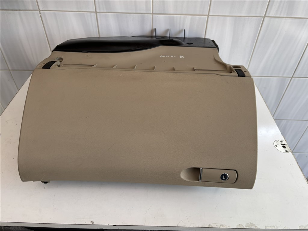 Audi A4 (B6/B7) kesztyűtartó 1. kép