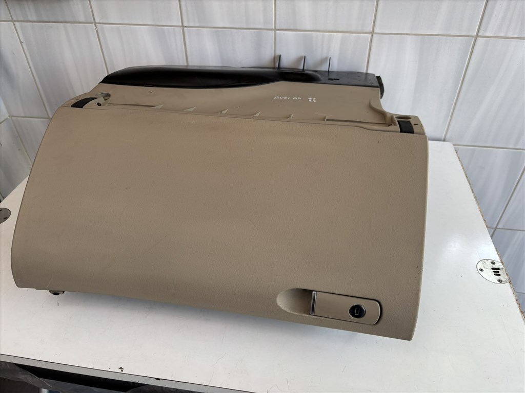 Audi A4 (B6/B7) kesztyűtartó 2. kép