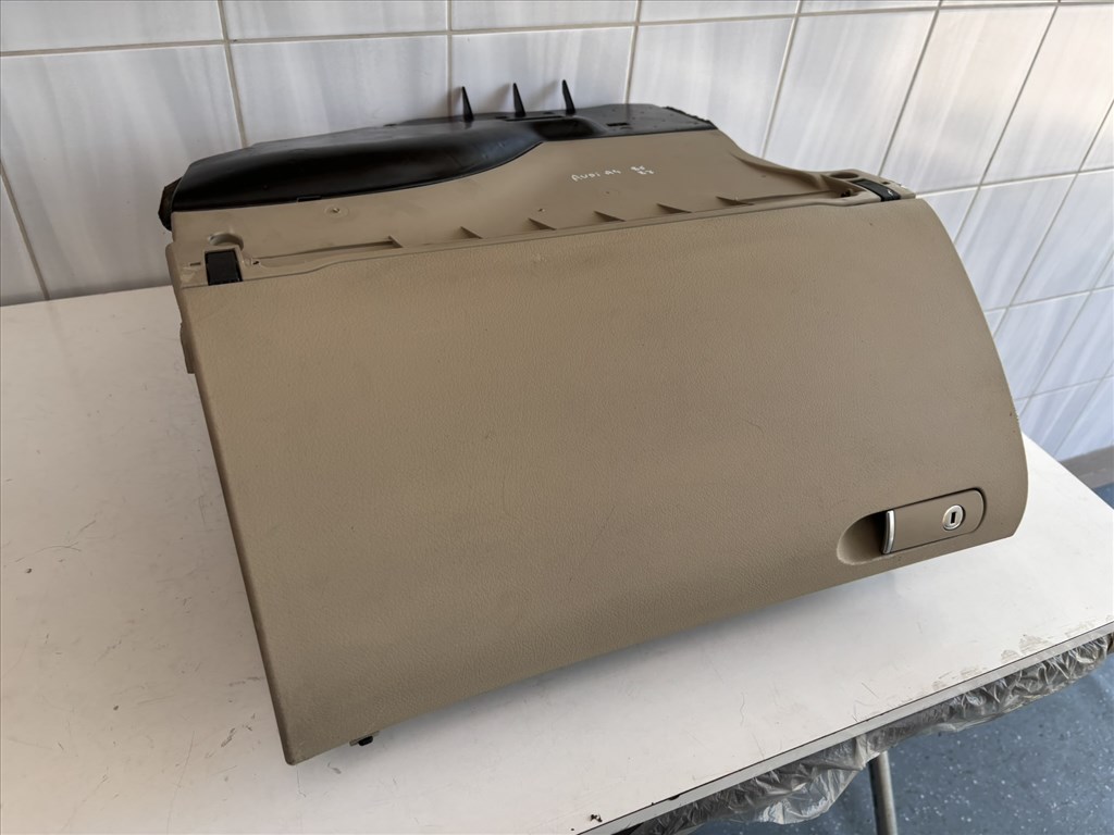 Audi A4 (B6/B7) kesztyűtartó 3. kép