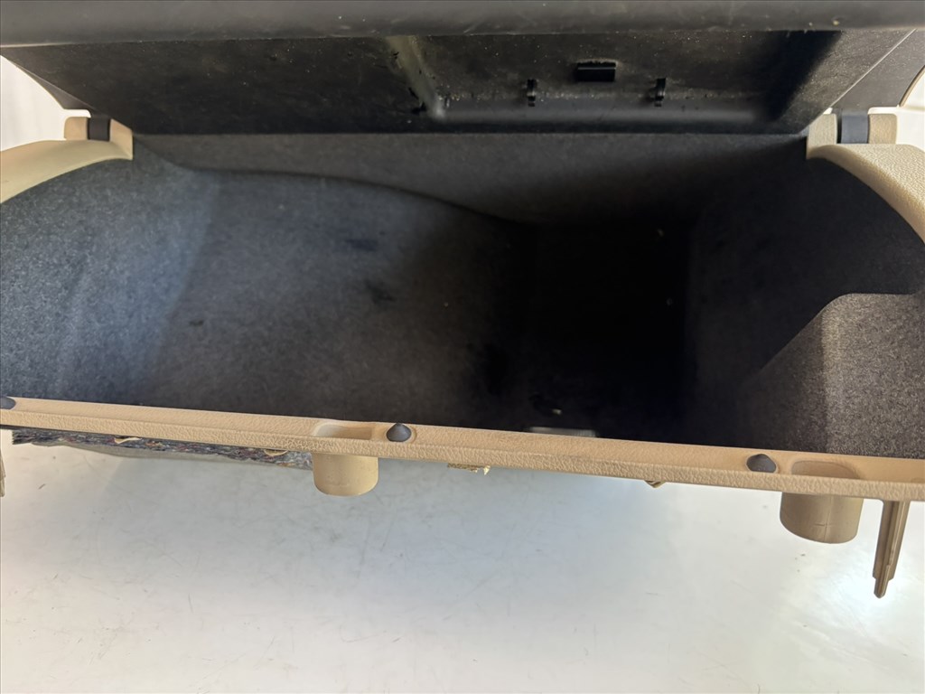 Audi A4 (B6/B7) kesztyűtartó 4. kép
