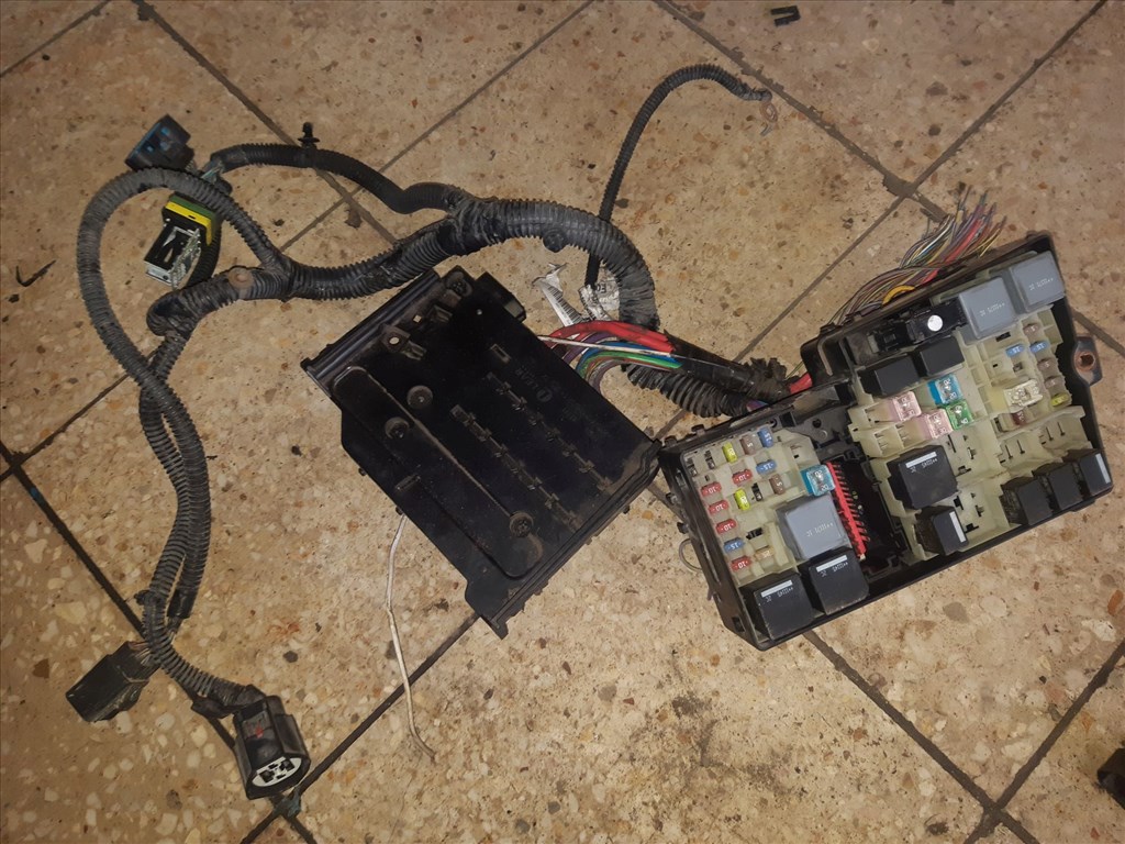 Ford Grand C-Max Biztosítéktábla / Relé Tábla AV6T-14K733 BUA 1. kép