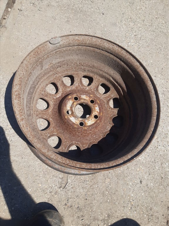 Skoda Octavia <p>Felni méret: 15"</p><p>Felni szélesség: 6.0</p><p>Furatszám: 5</p><p>Osztókör: 100.0</p><p>ET szám: ET35</p><p>Agy Átmérõ: 56.0</p><p>Állapot: Normál</p><p>Érdeklõdéskor hivatkozzon erre: KIN-66917</p><p>Bármire van szüksége hívjon bizalommal!<br>Kizárólag munkaidõben hétfõtõl - péntekig 8-12 13-16 óráig!<br>Alkatrészek széles választékban!<br>Hivatalos Regisztrált Autobontó Kecel!<br>Vásároljon Megbízható Helyrõl Beszerelési Garanciával Profiktól!</p> 1. kép