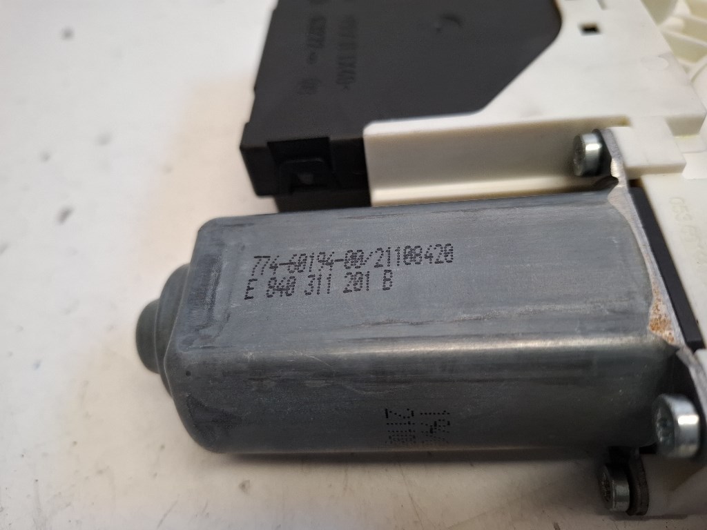 Volkswagen Scirocco bal elsõ ablakemelõ motor 1Q0959701F 3. kép