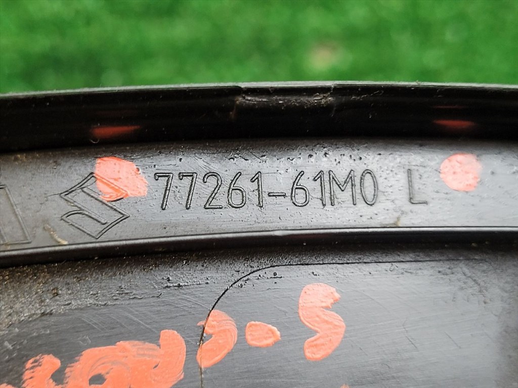 SUZUKI SX4 S-Cross II Bal hátsó Sárvédő Szélesítő 7726161M0 3. kép