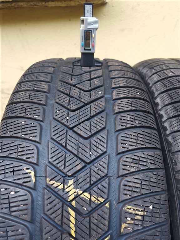  265/6517" újszerű Pirelli téli gumi gumi 1. kép