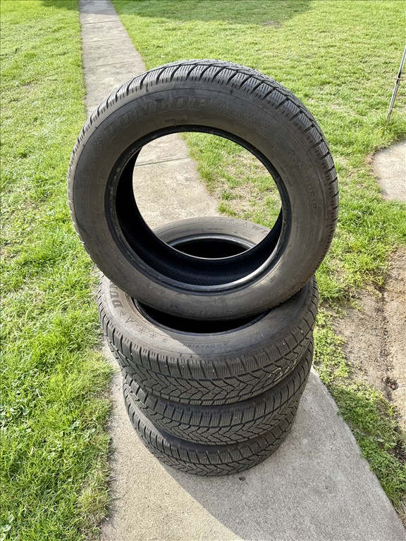  235/60 18 használt Dunlop téli gumi gumi 1. kép