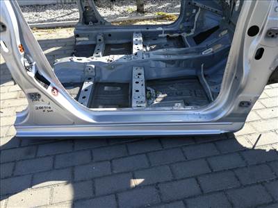 Mazda 2 5 ajtós jobb első küszöb