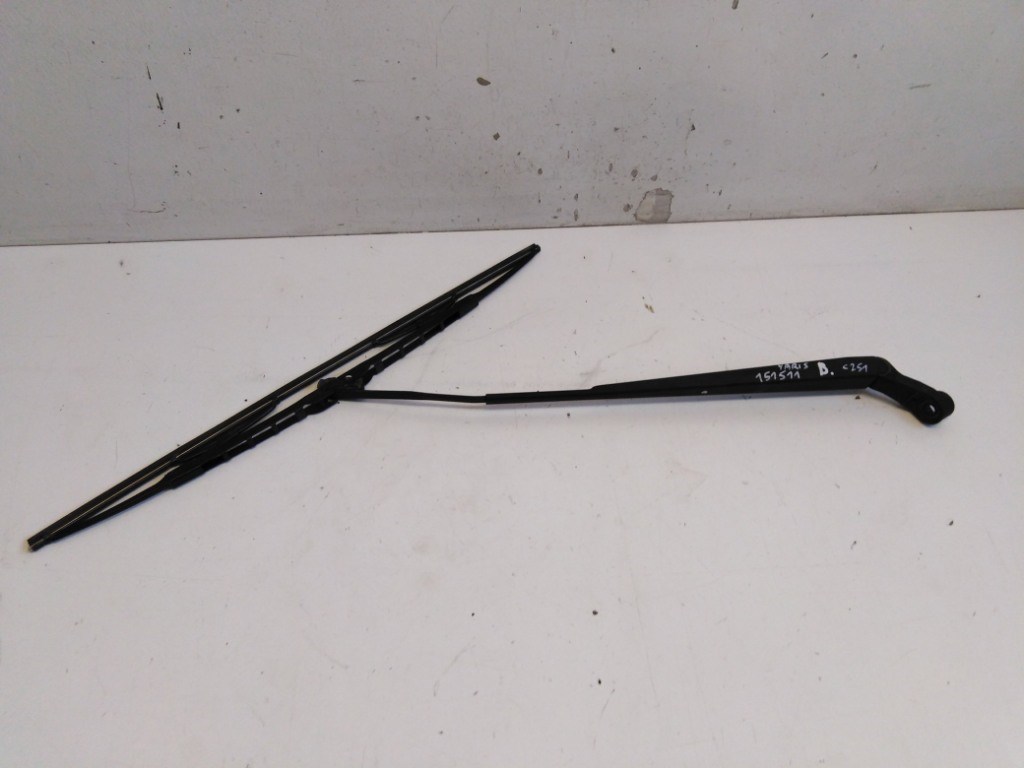 Toyota Yaris (XP10) bal elsõ ablaktörlõ kar 1. kép