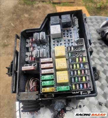 Opel Combo C Motortéri biztosíték tábla 