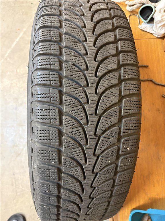  5x114.3 lyukosztású 17" újszerű Borbet alufelni, rajta 225/65 használt Bridgestone téli gumi gumi  1. kép