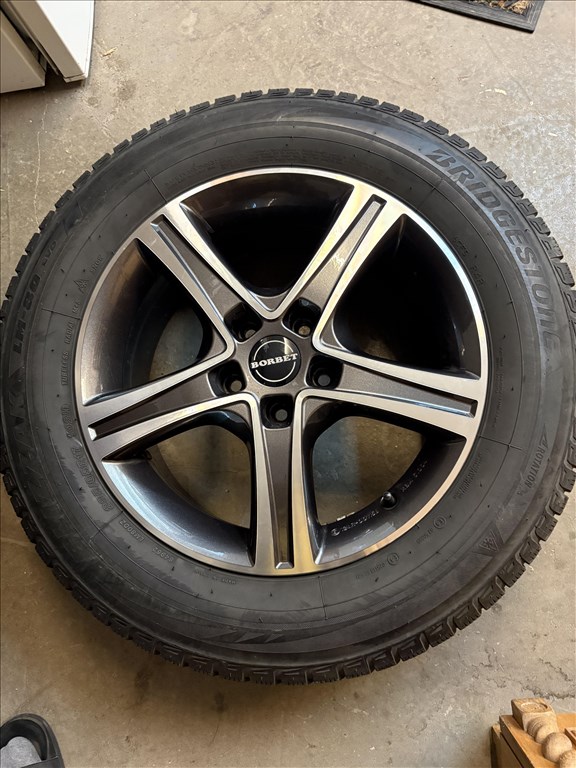  5x114.3 lyukosztású 17" újszerű Borbet alufelni, rajta 225/65 használt Bridgestone téli gumi gumi  3. kép