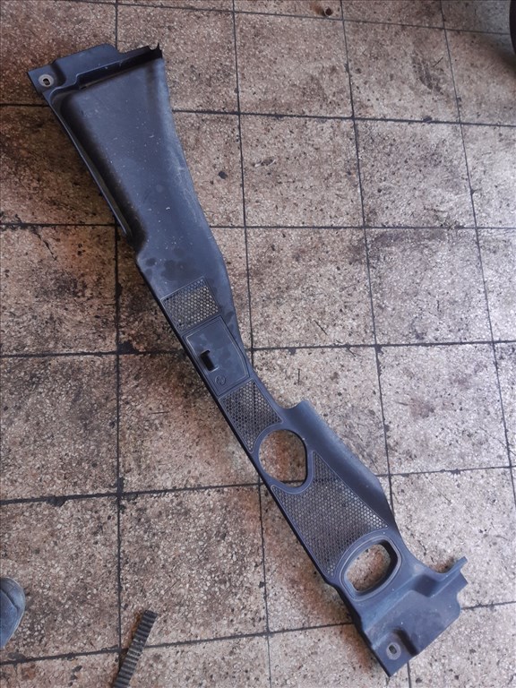 Audi A4 B8 Levélrács 8K1 819 447 B 1. kép