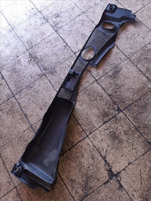 Audi A4 B8 Levélrács 8K1 819 447 B 2. kép