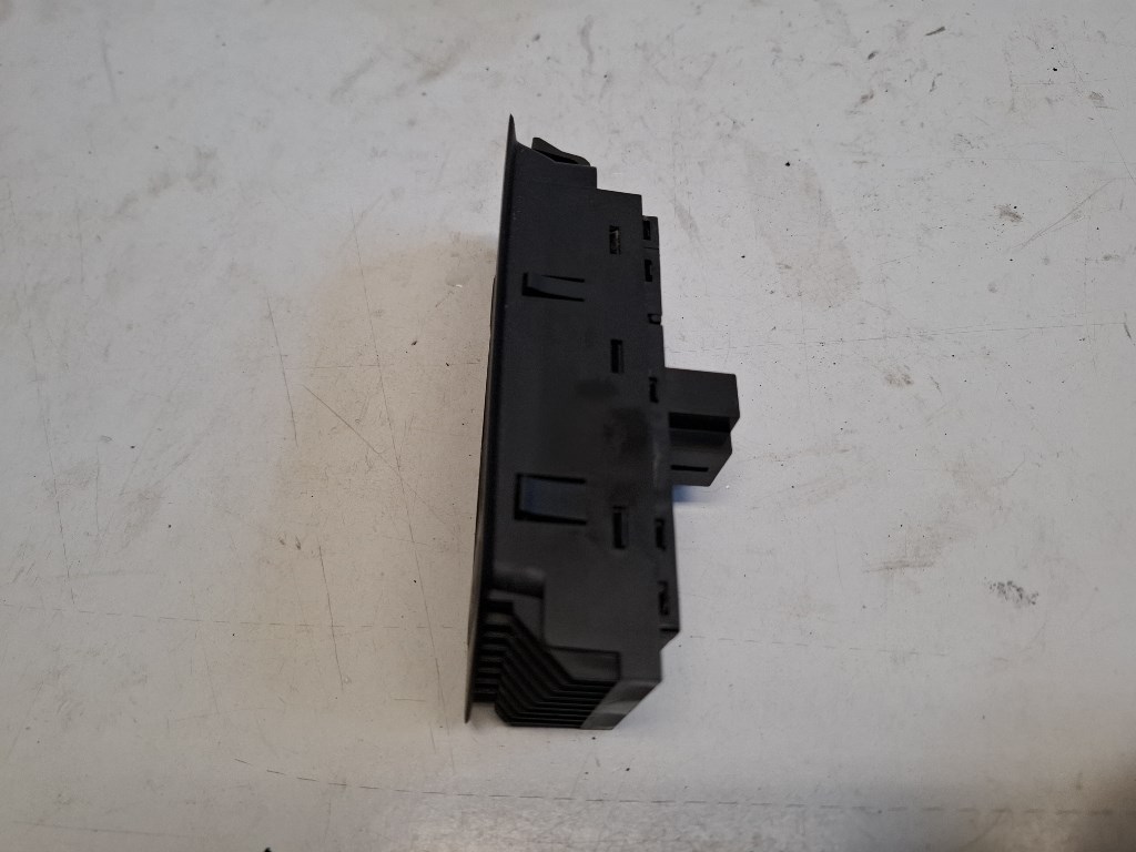 Volkswagen Golf VII (5G) bal elsõ ablakemelõ kapcsoló 5G0959857B 2. kép