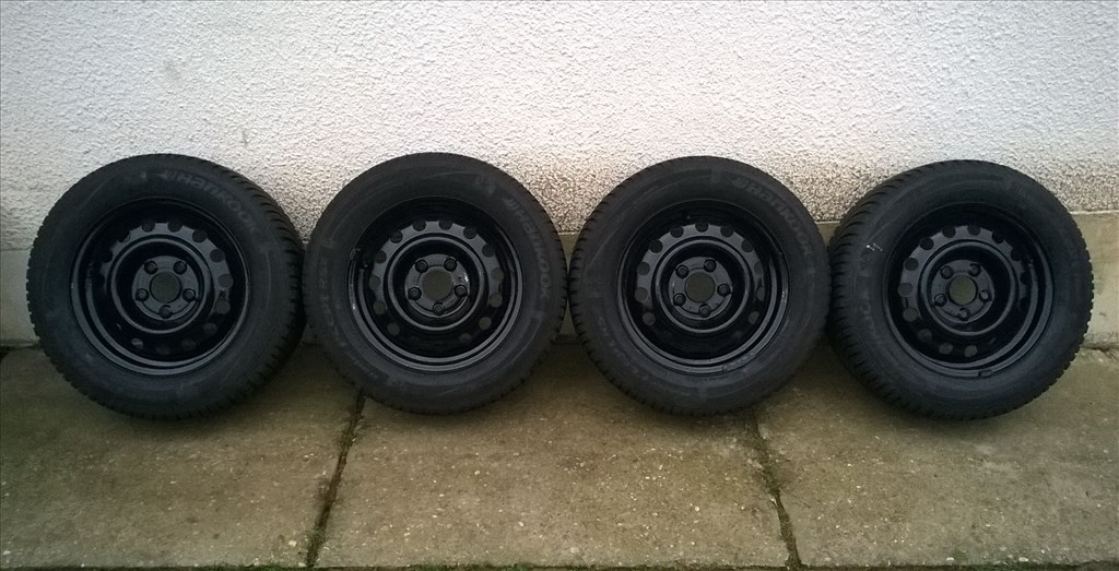 	Eladó 4db 15-ös 5x114.3-as Kia,Hyundai,Mazda,stb lemezfelni 195/65R15 Hankook téli gumival 1. kép