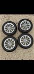  5x112 lyukosztású 17" újszerű (gyári felni) alufelni, rajta 225/55 újszerű Yokohama téli gumi gumi 
