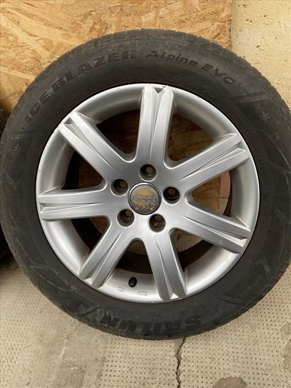  5x112 lyukosztású 16" újszerű (gyári felni) alufelni, rajta 225/55 kopott Sailun téli gumi gumi  4. kép