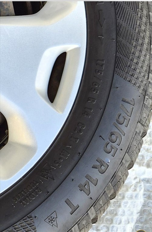  14" használt lemezfelni, rajta 175/65 újszerű Continental téli gumi gumi  4. kép