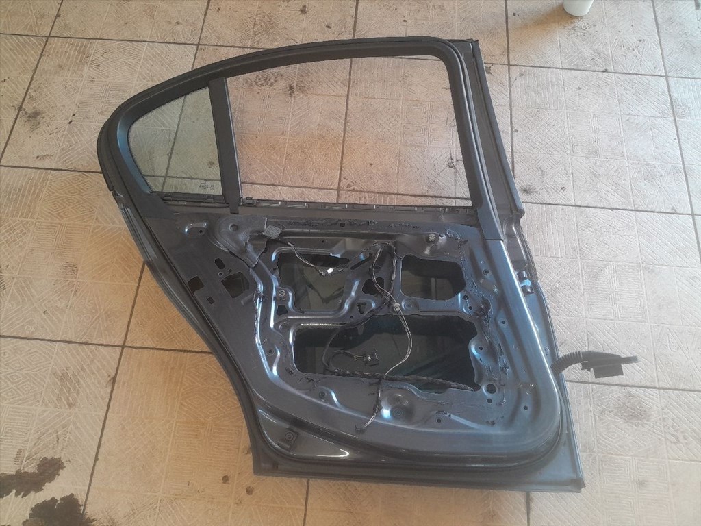 BMW 318 (E90, E91, E92, E93) bontott alkatrészei 12. kép