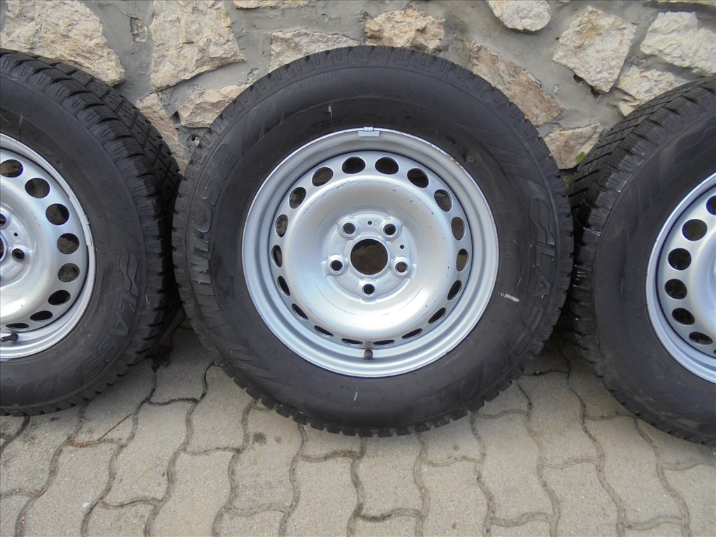 16-os Crafter lemezfelni 2022-es 235/65-ös téli gumival eladó 4. kép