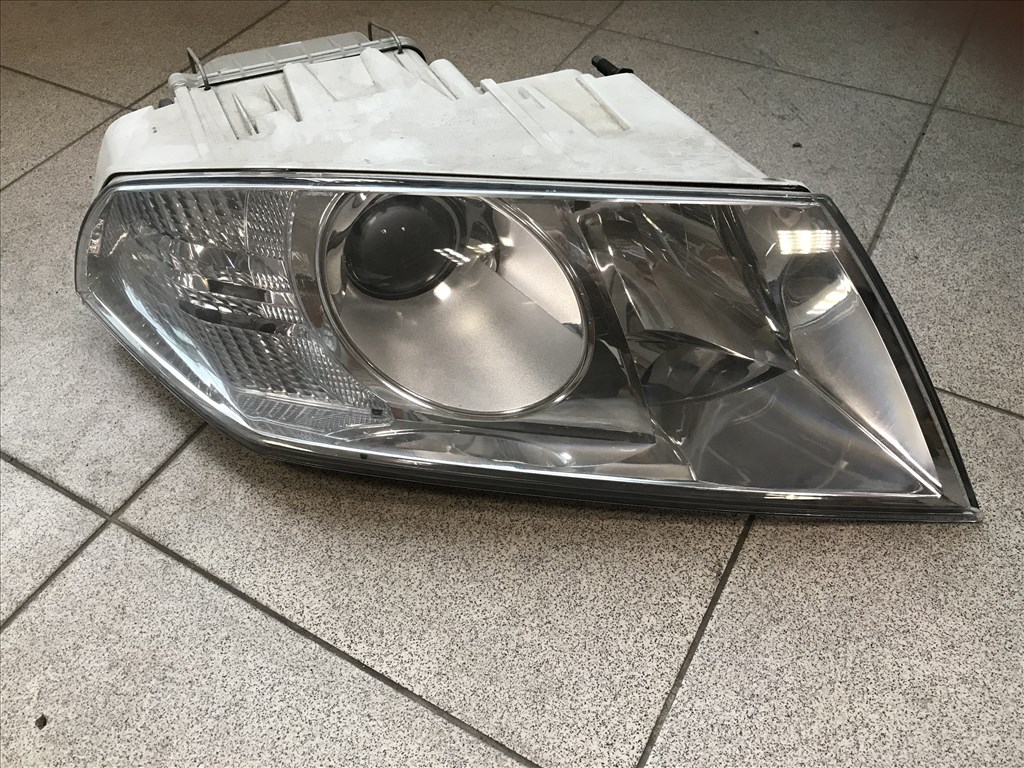Skoda Octavia II jobb xenon fényszóró (sérült) 1. kép