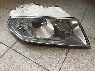 Skoda Octavia II jobb xenon fényszóró (sérült)